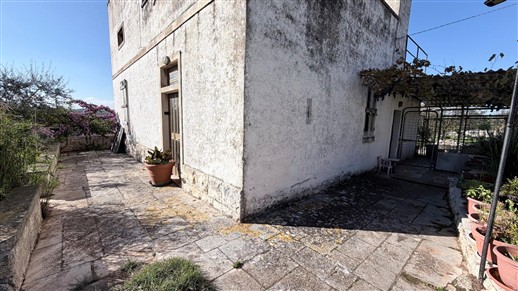 Antico Fabbricato Alle Porte di Putignano, Parzialmente In Pietra e Terreno.